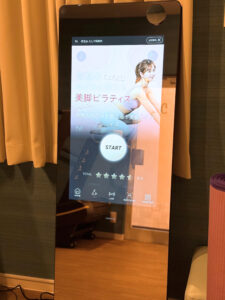 女性専用ジムにあるAI搭載MirrorFit